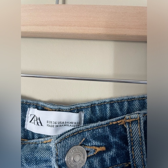 Zara Classic high wasted Blue Denim mom Jean shorts size 4 NWOT - Picture 2 of 4